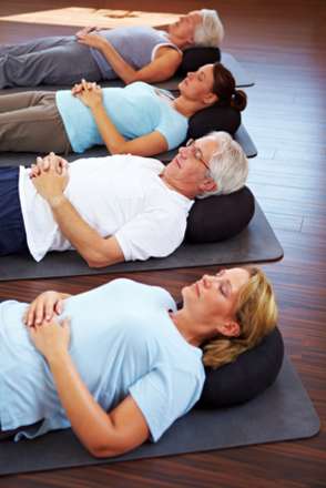 Gruppe macht Meditation